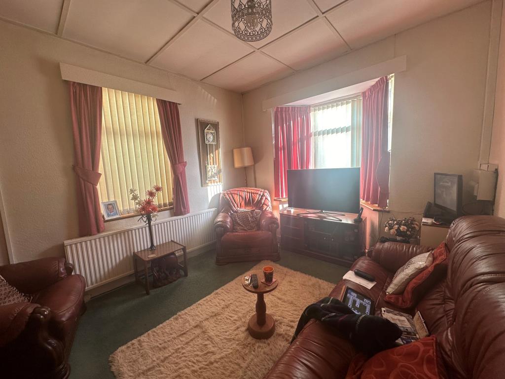 Lot: 141 - DETACHED BUNGALOW FOR INVESTMENT - Living Room